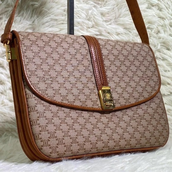 Authentic Celine MacAdam Shoulder Bag. - Picture 3 of 17